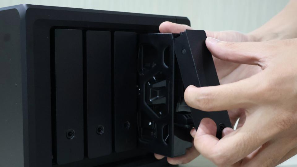 5 Warning Signs Your RAID Array Is Failing (And What to Do About It) 5 Warning Signs Your RAID Array Is Failing (And What to Do About It)